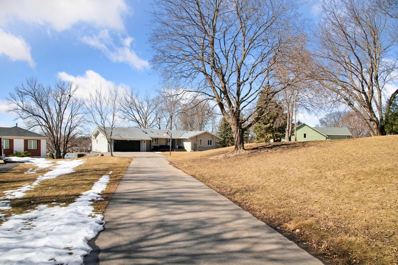 405 Reflection Rd, Apple Valley, MN 55124
