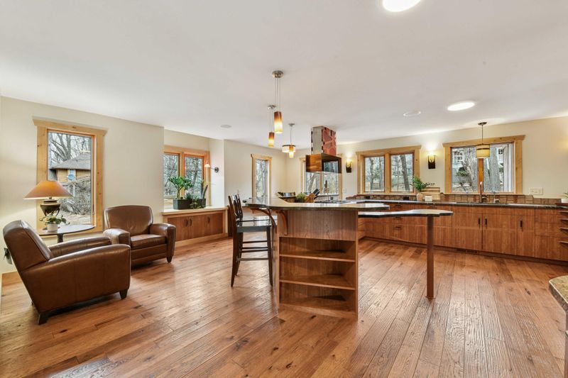 18920 Park Ave, Deephaven, MN 55391