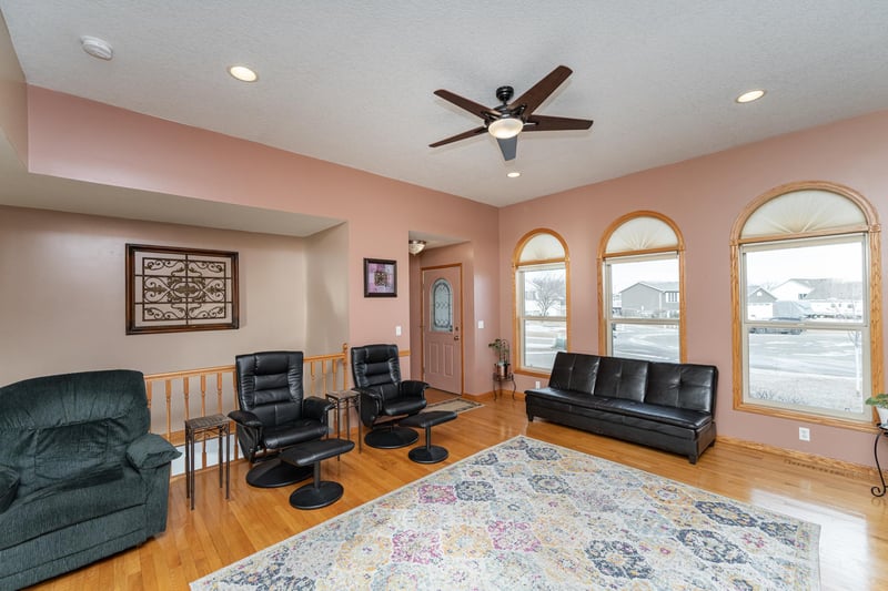 926 Nancy Ct SW, Eyota, MN 55934