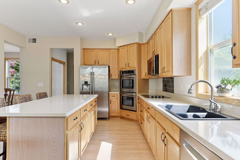 525 Greenview Dr, Chanhassen, MN 55317