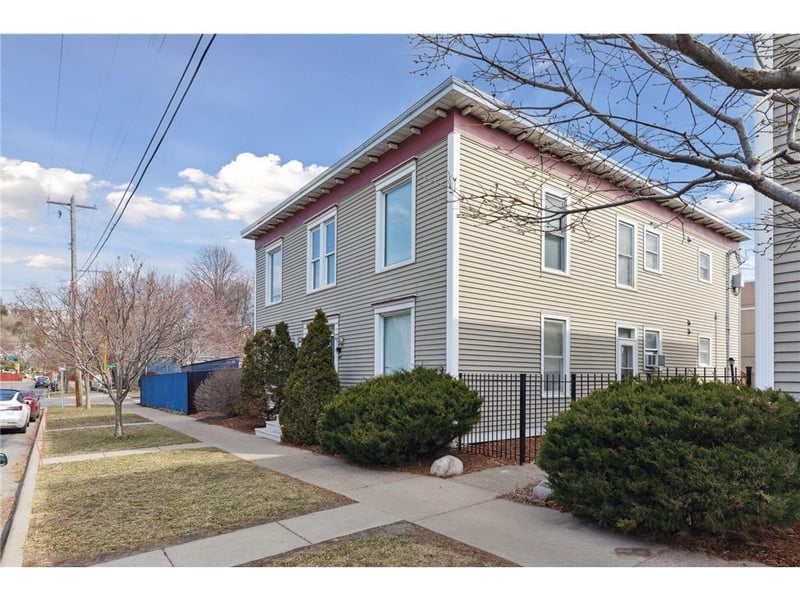 52 Douglas St, Saint Paul, MN 55102