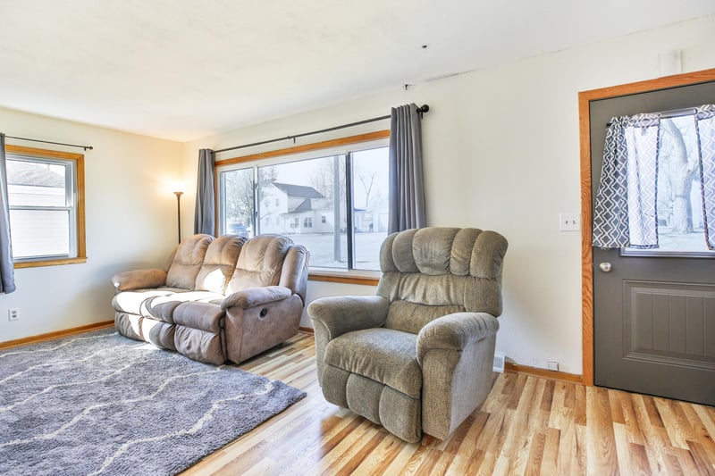 202 3rd St SE, Morristown, MN 55052