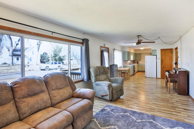 202 3rd St SE, Morristown, MN 55052