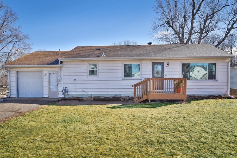 202 3rd St SE, Morristown, MN 55052
