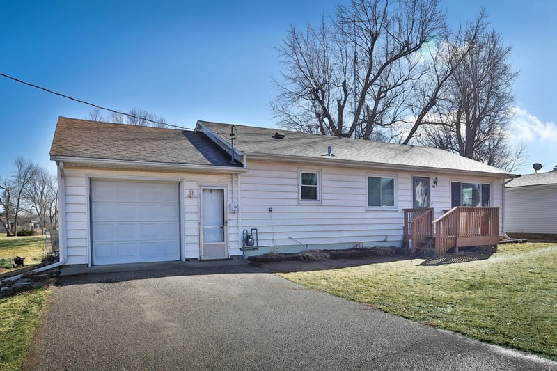 202 3rd St SE, Morristown, MN 55052