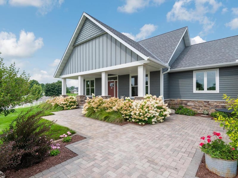5180 Yvette St, Loretto, MN 55357