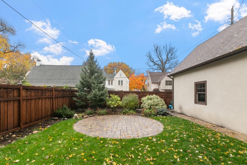 2238 Riverwood Pl, Saint Paul, MN 55104
