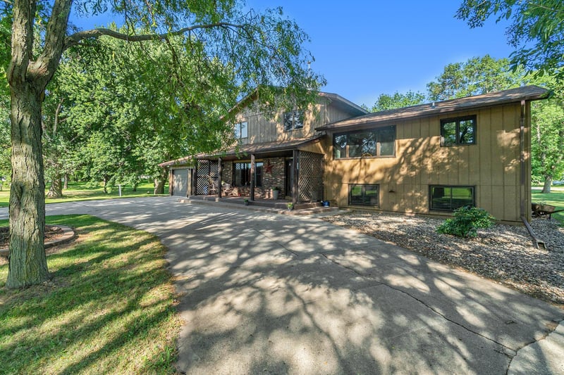 402 E 1st St, Hardwick, MN 56134