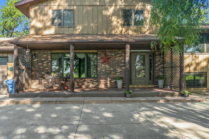 402 E 1st St, Hardwick, MN 56134