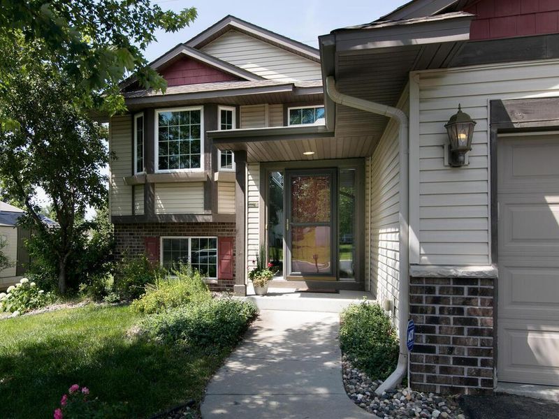 233 Pottok Ln, Shakopee, MN 55379