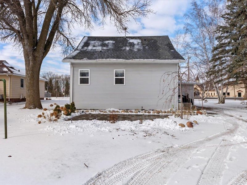 325 S Main St, Upsala, MN 56384