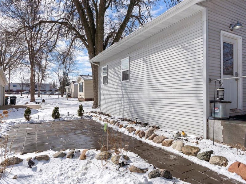 325 S Main St, Upsala, MN 56384