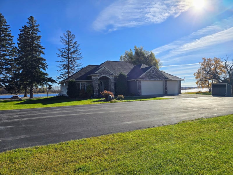 1984 Maple Dr NW, Baudette, MN 56623