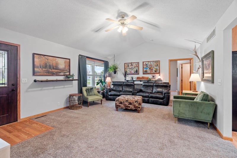 227 Maple Ridge Dr, Henderson, MN 56044