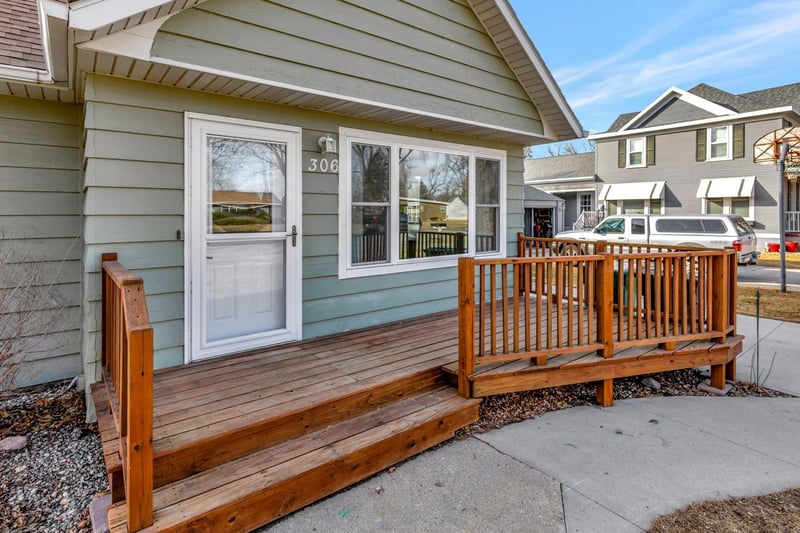 306 S Oak St, Hendricks, MN 56136
