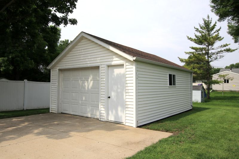 21 1st St NE, Fairfax, MN 55332