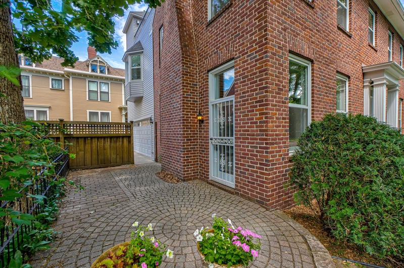 355 Laurel Ave, Saint Paul, MN 55102