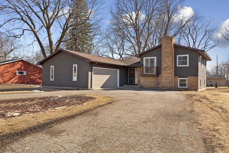 1121 Sunrise Dr, North Mankato, MN 56003