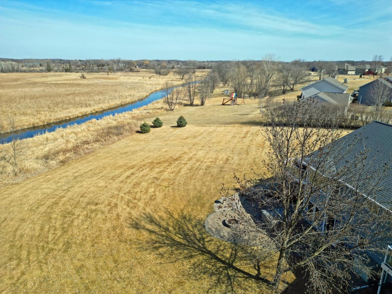 677 W River Dr, New London, MN 56273