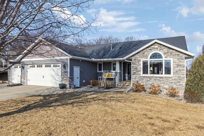 677 W River Dr, New London, MN 56273