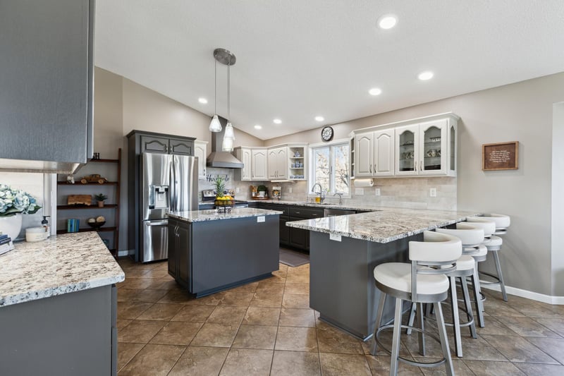 677 W River Dr, New London, MN 56273