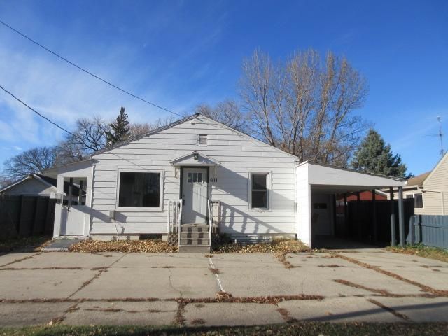 611 15th St N, Moorhead, MN 56560