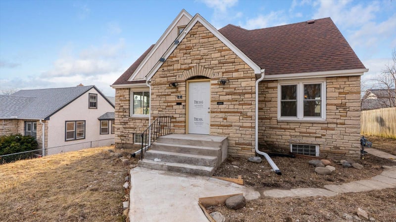915 Thomas Ave N, Minneapolis, MN 55411