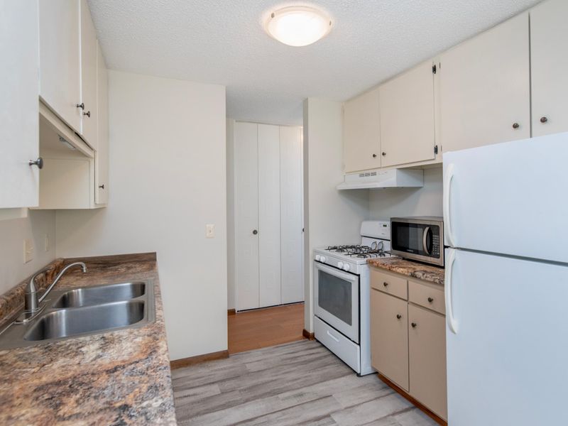 4101 Parklawn Ave #127, Edina, MN 55435