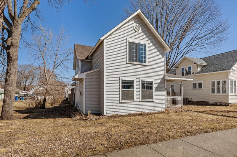 107 N 5th St, Henderson, MN 56044