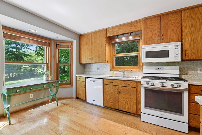 21986 Bracketts Rd, Excelsior, MN 55331