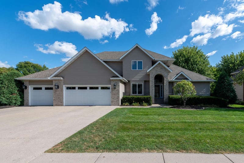 2026 Howard Dr, North Mankato, MN 56003