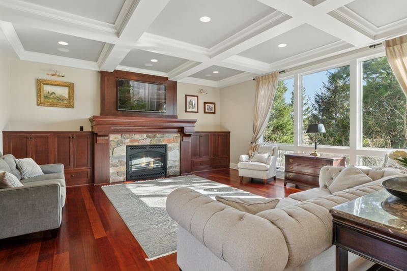 588 Woodland Dr, Mahtomedi, MN 55115