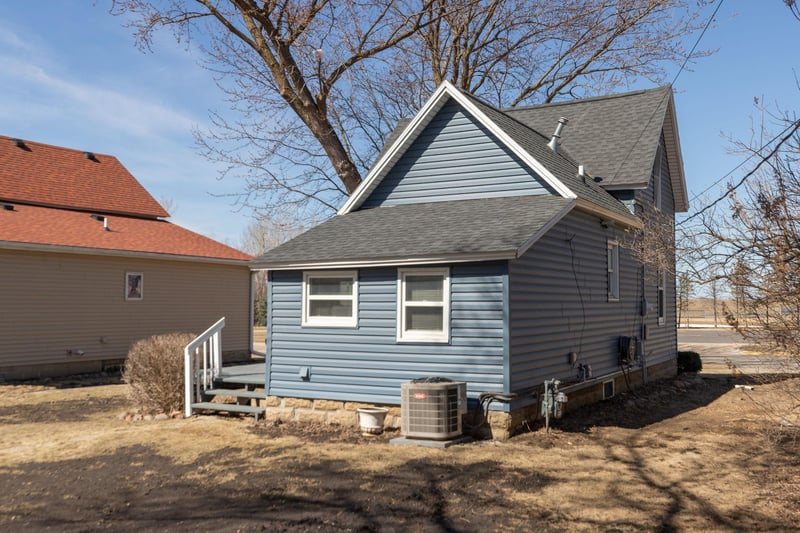 209 2nd St NE, Hayfield, MN 55940
