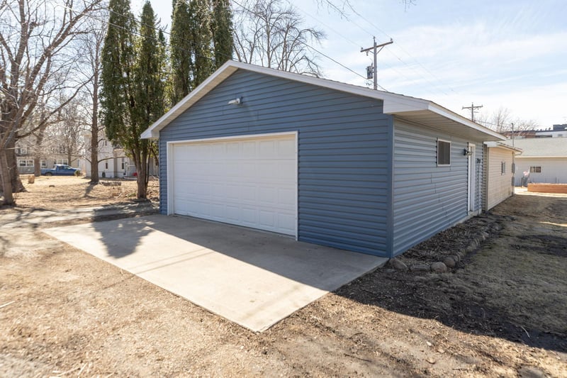 209 2nd St NE, Hayfield, MN 55940