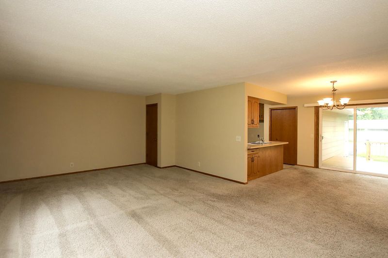 218 4th Ave SW, Hutchinson, MN 55350