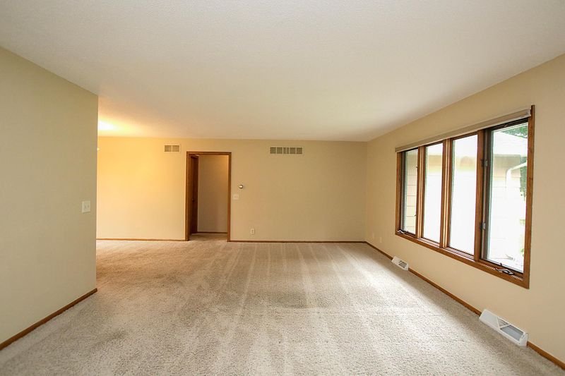 218 4th Ave SW, Hutchinson, MN 55350