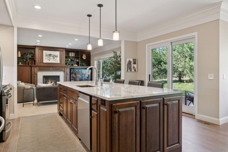 1182 Lexington Ridge Ct, Eagan, MN 55123
