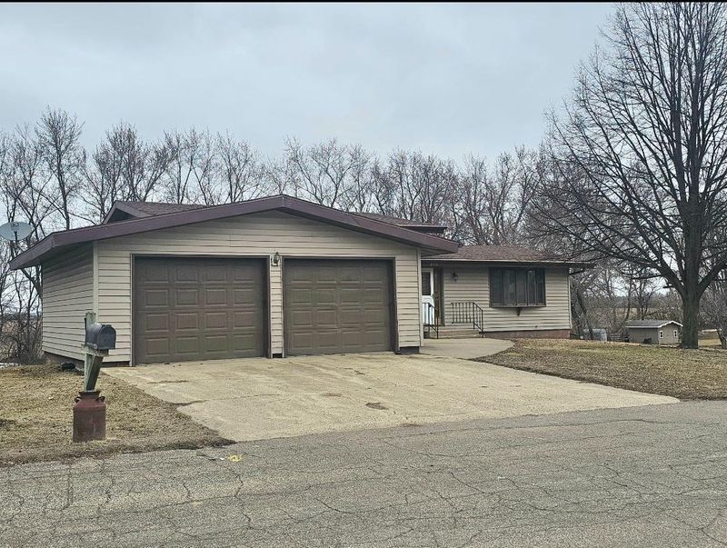 300 W Johnson Dr, Cyrus, MN 56323