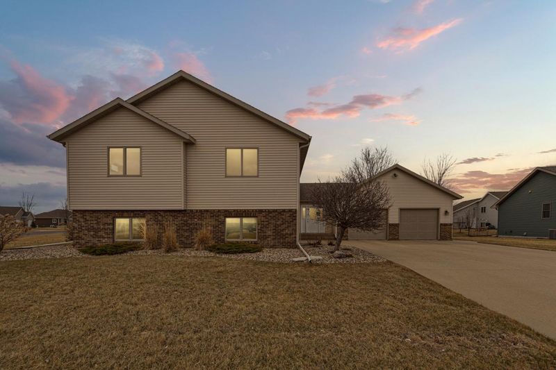 139 Erin Ct, Nicollet, MN 56074