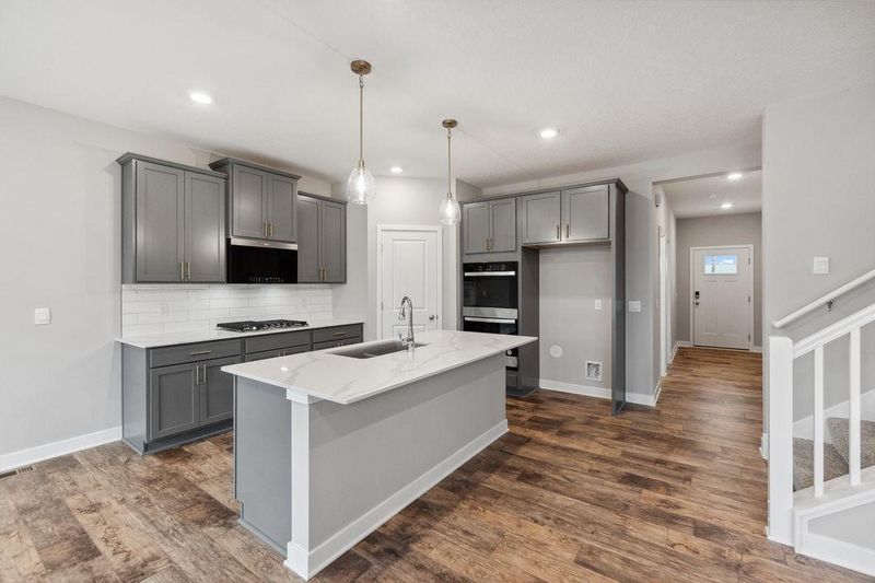1687 Oak Creek Ct, Chaska, MN 55318