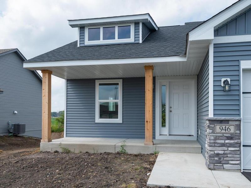 946 Prestwick Dr, Belle Plaine, MN 56011