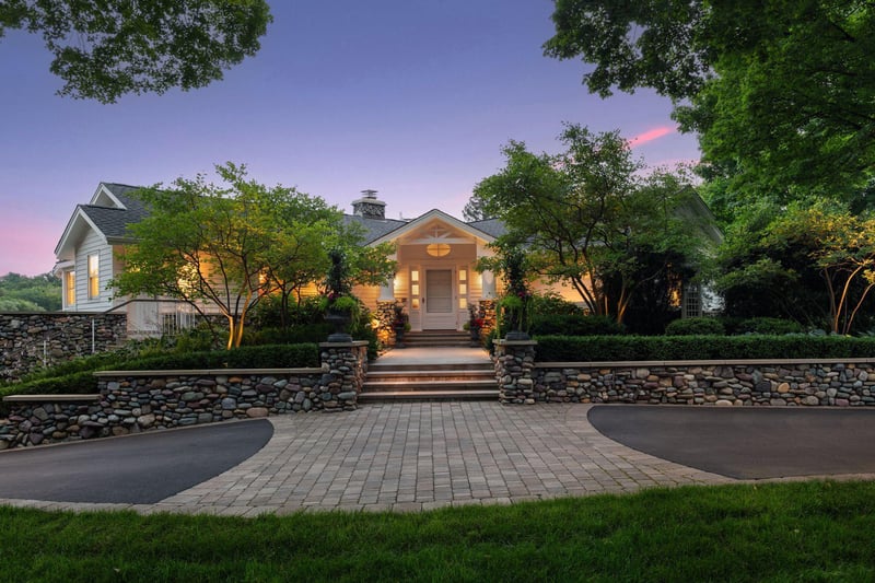 513 Ferndale Rd W, Wayzata, MN 55391