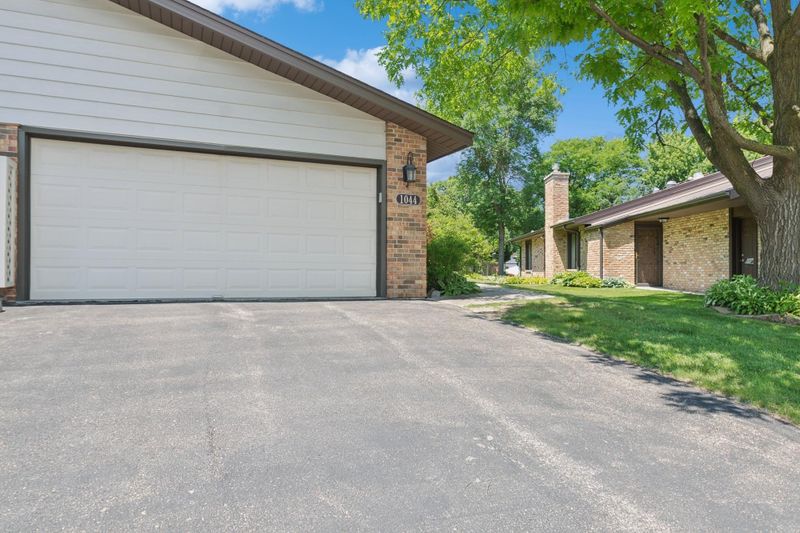 1044 Zanzibar Ln N, Plymouth, MN 55447