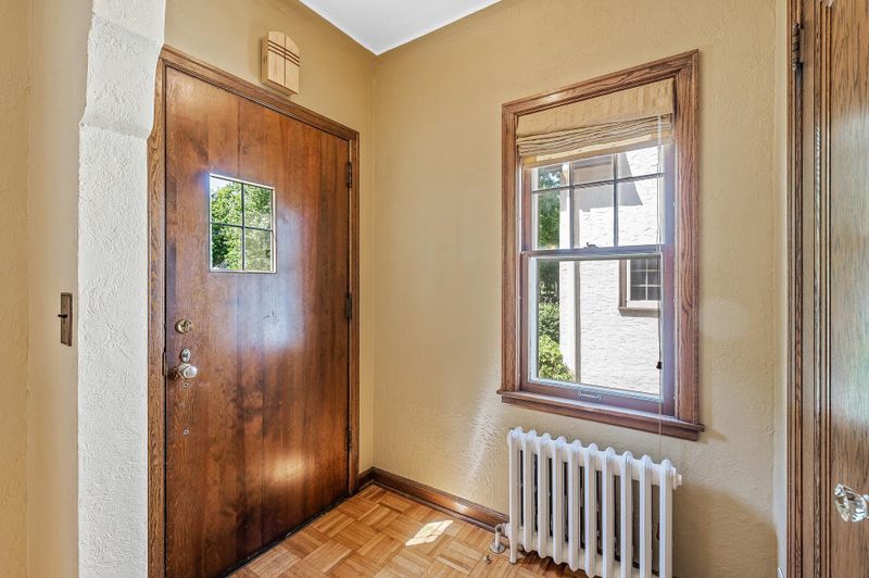 1651 Highland Pw, Saint Paul, MN 55116