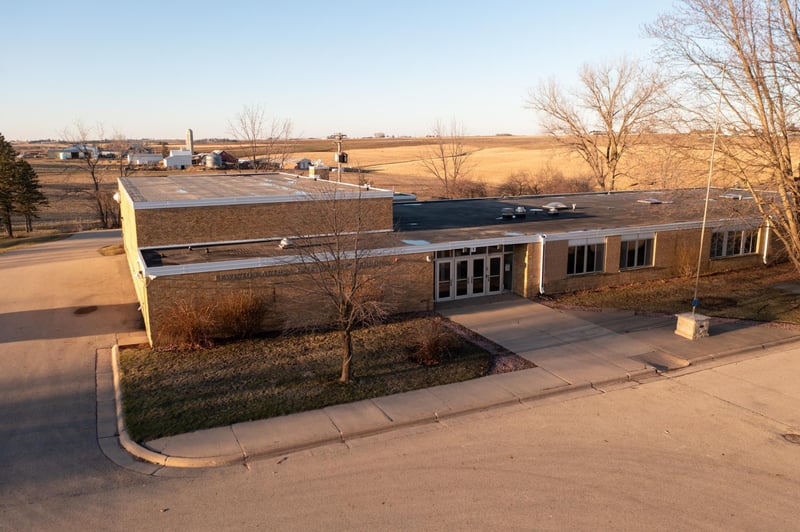 325 1st Ave SE, Altura, MN 55910