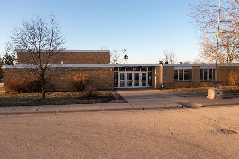 325 1st Ave SE, Altura, MN 55910