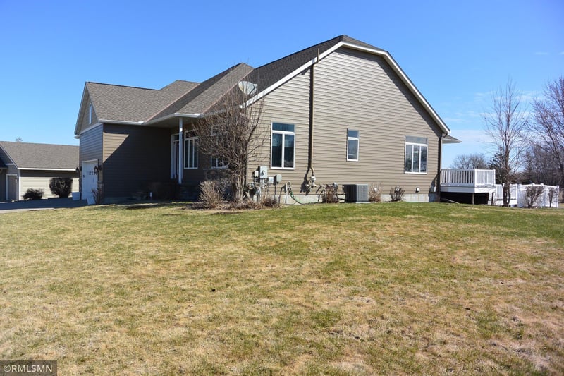 104 Fairway Dr, Glencoe, MN 55336