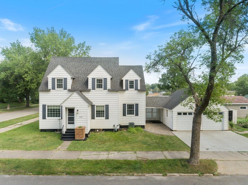 1607 N 7th Ave, Virginia, MN 55792