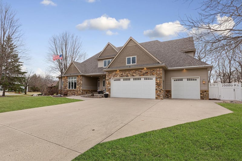 1612 Northridge Ln, North Mankato, MN 56003