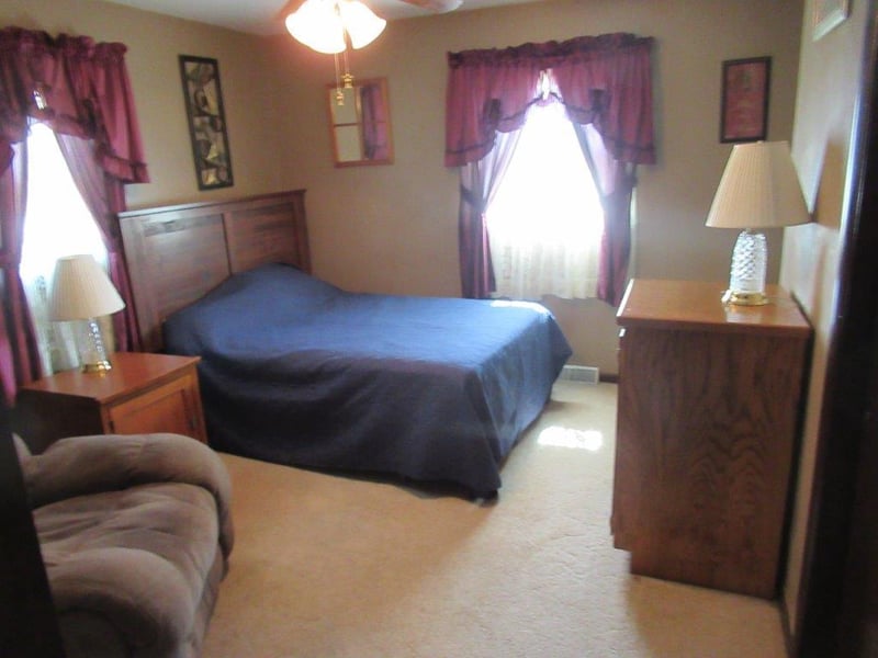 204 W 3rd St, Hills, MN 56138